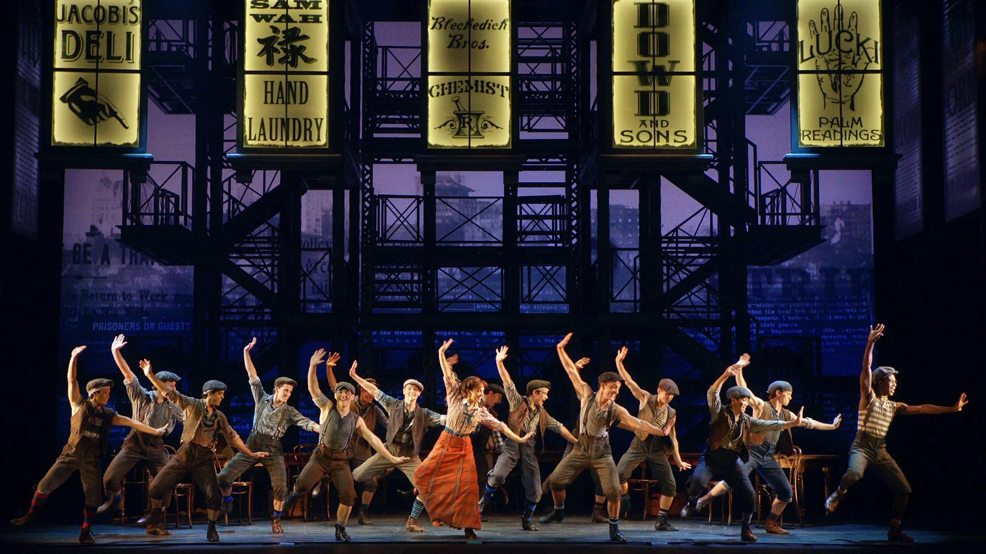 Broadway musical. Newsies Musical Бродвей. Бродвей шоу Нью-Йорк. Бродвейский театр 20 век. Мюзикл newsies на Бродвее.