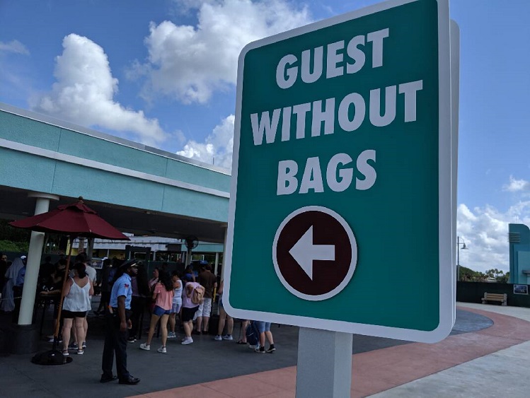 How To Do Walt Disney World Without A Backpack Or Bag disney without bag