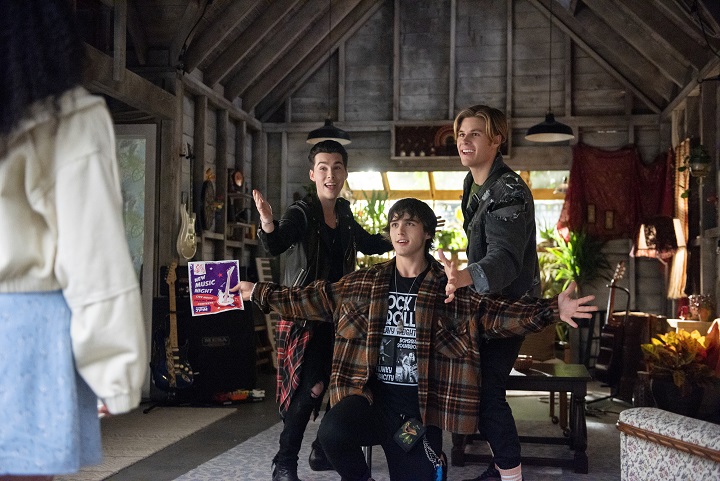 Julie And The Phantoms Season One Review: A Whole Lotta Heart & Soul julie and the phantoms