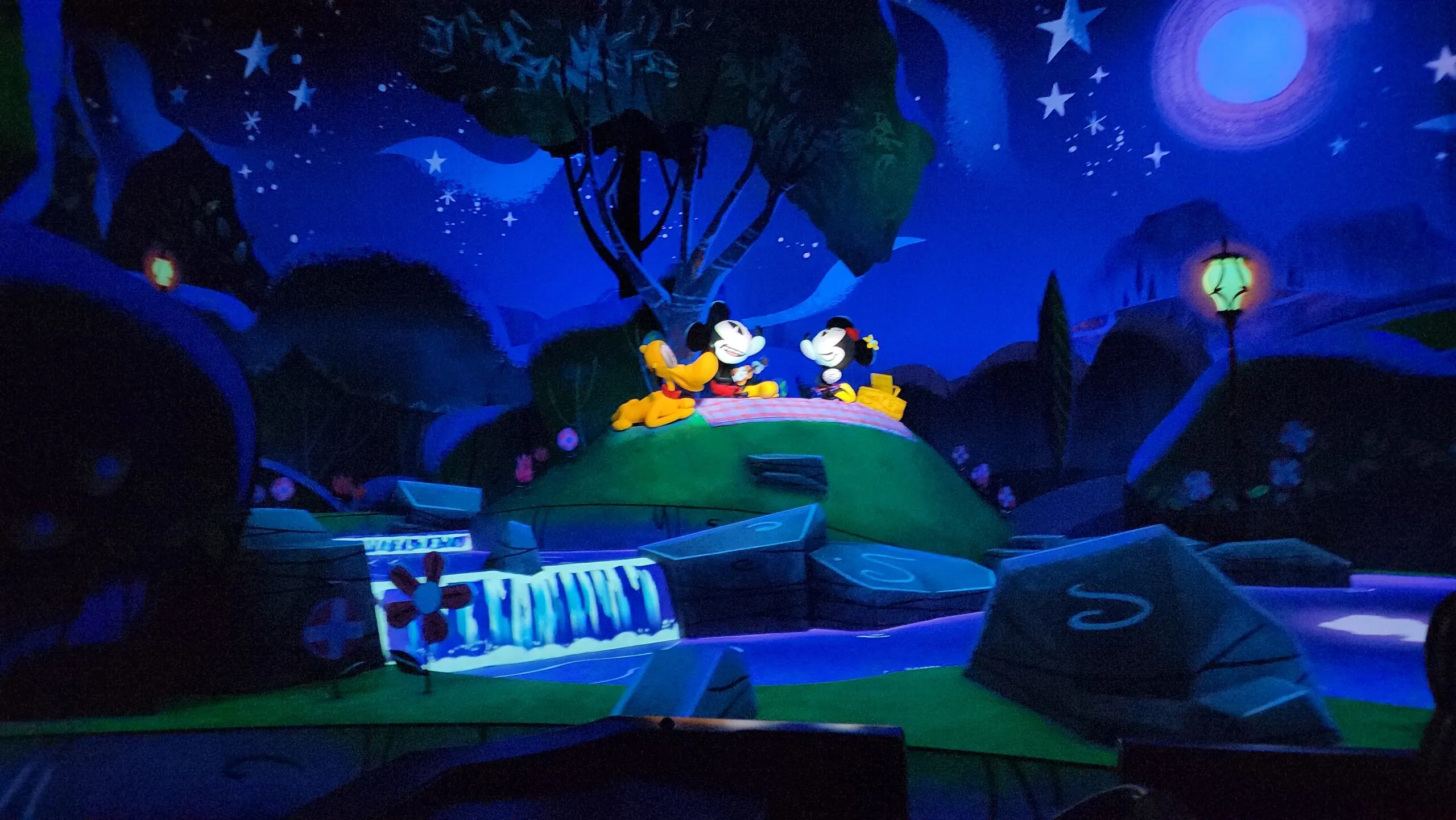Mickey & Minnie's Runaway Railway: Disneyland vs. Walt Disney World