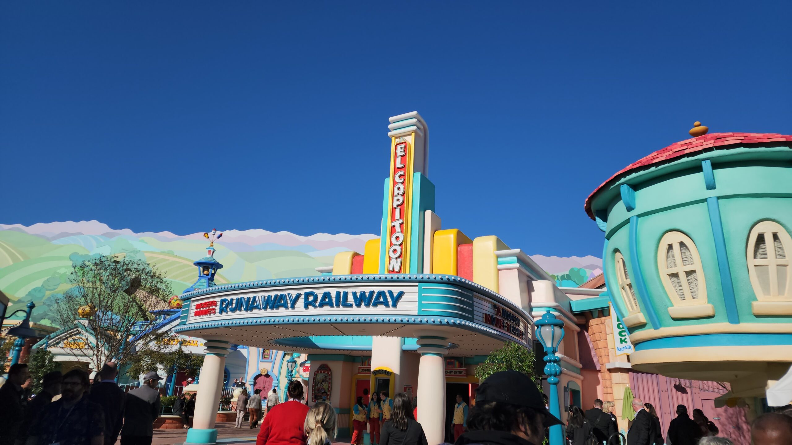 Mickey & Minnie's Runaway Railway: Disneyland vs. Walt Disney World