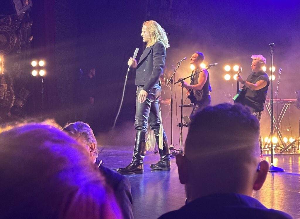 Sam Reid Captivates in Live Beacon Theatre Performance for ‘The Vampire Lestat’